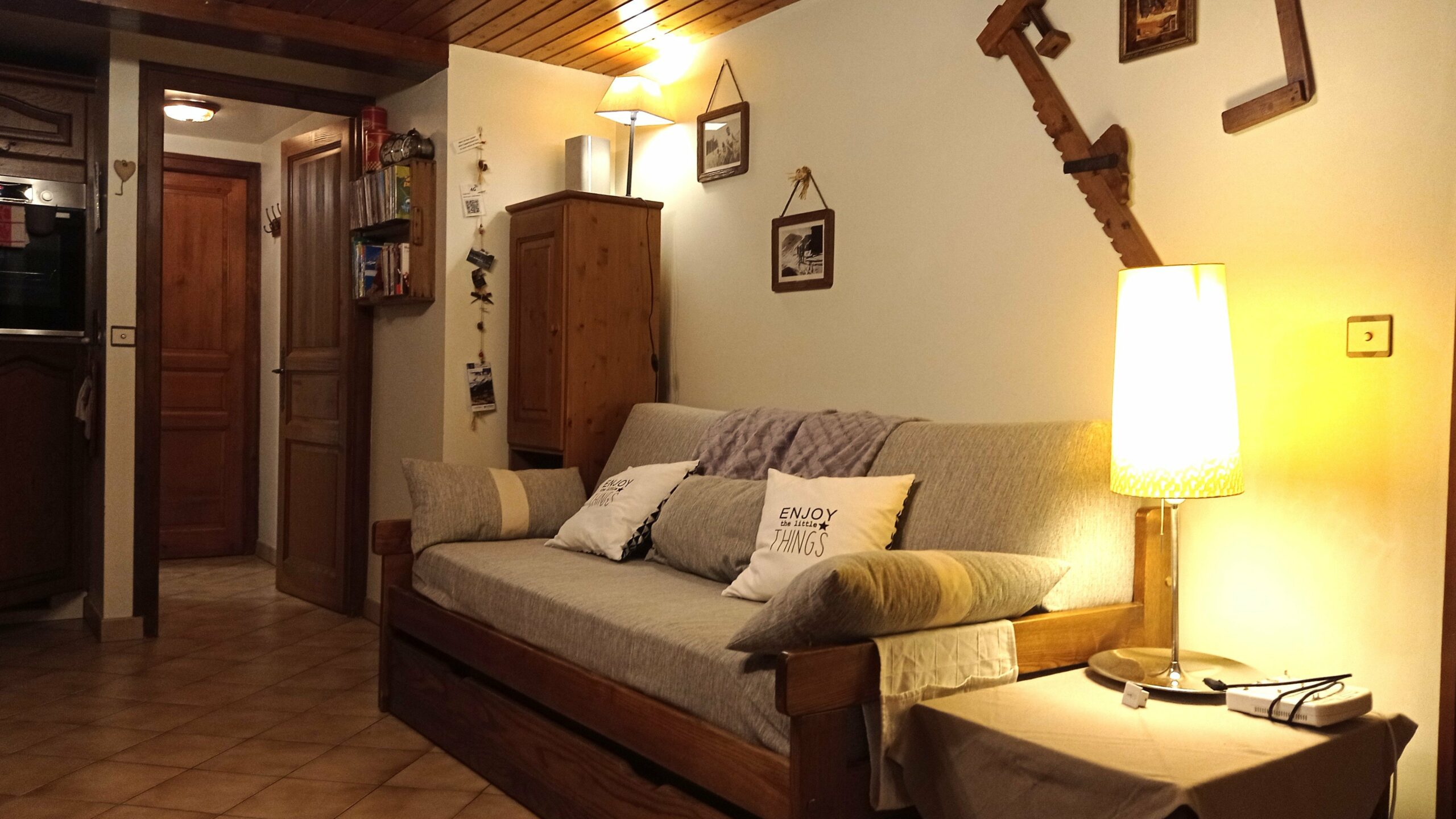 Pièce principale comprenant un salon avec canapé gigogne offrant 2 couchages de 90 × 200 cm, télévision, lecteur DVD, chaîne hi-fi CD/radio, connexion Wi-Fi gratuite.