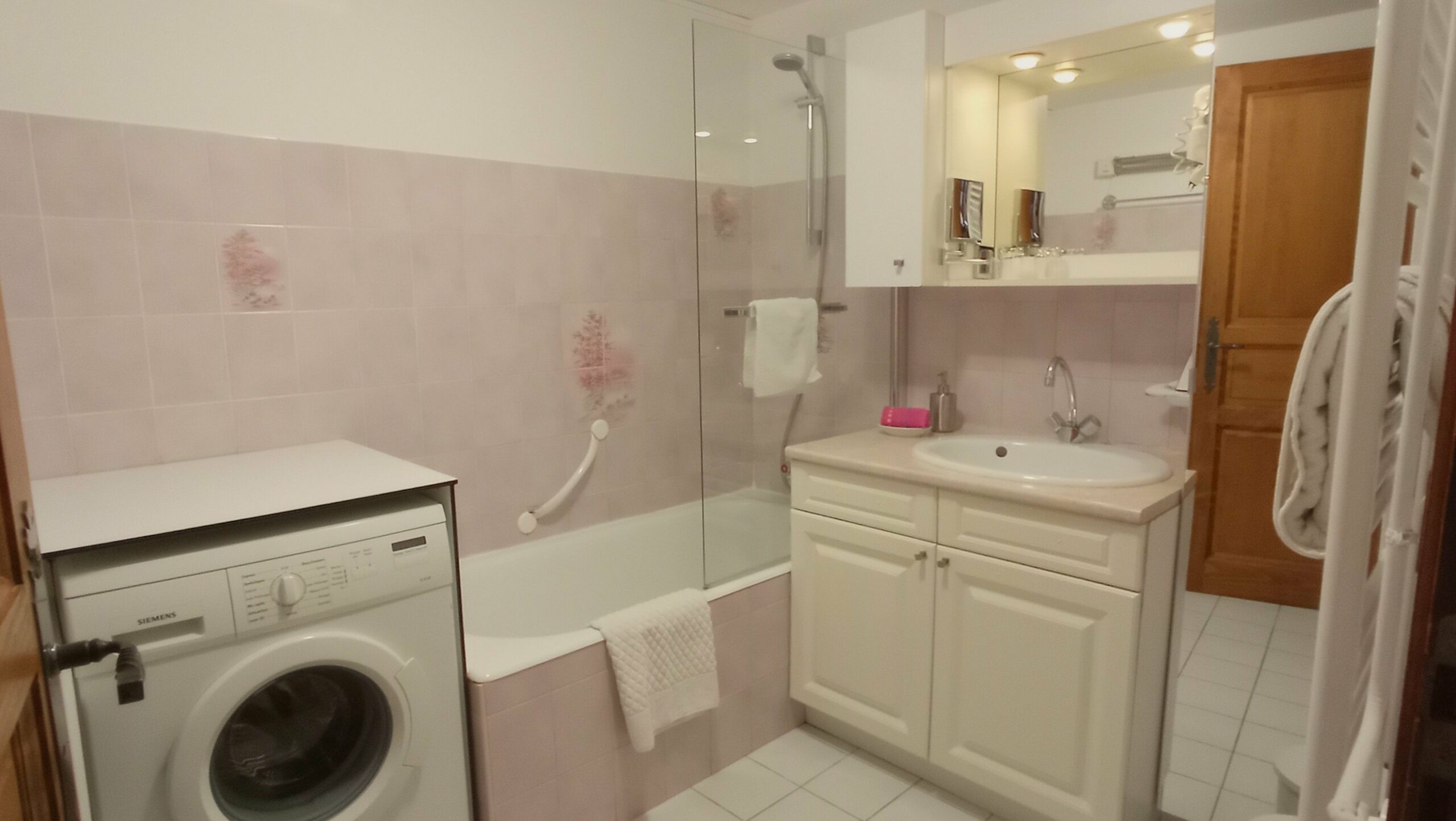 Salle de bain avec baignoire, WC indépendant