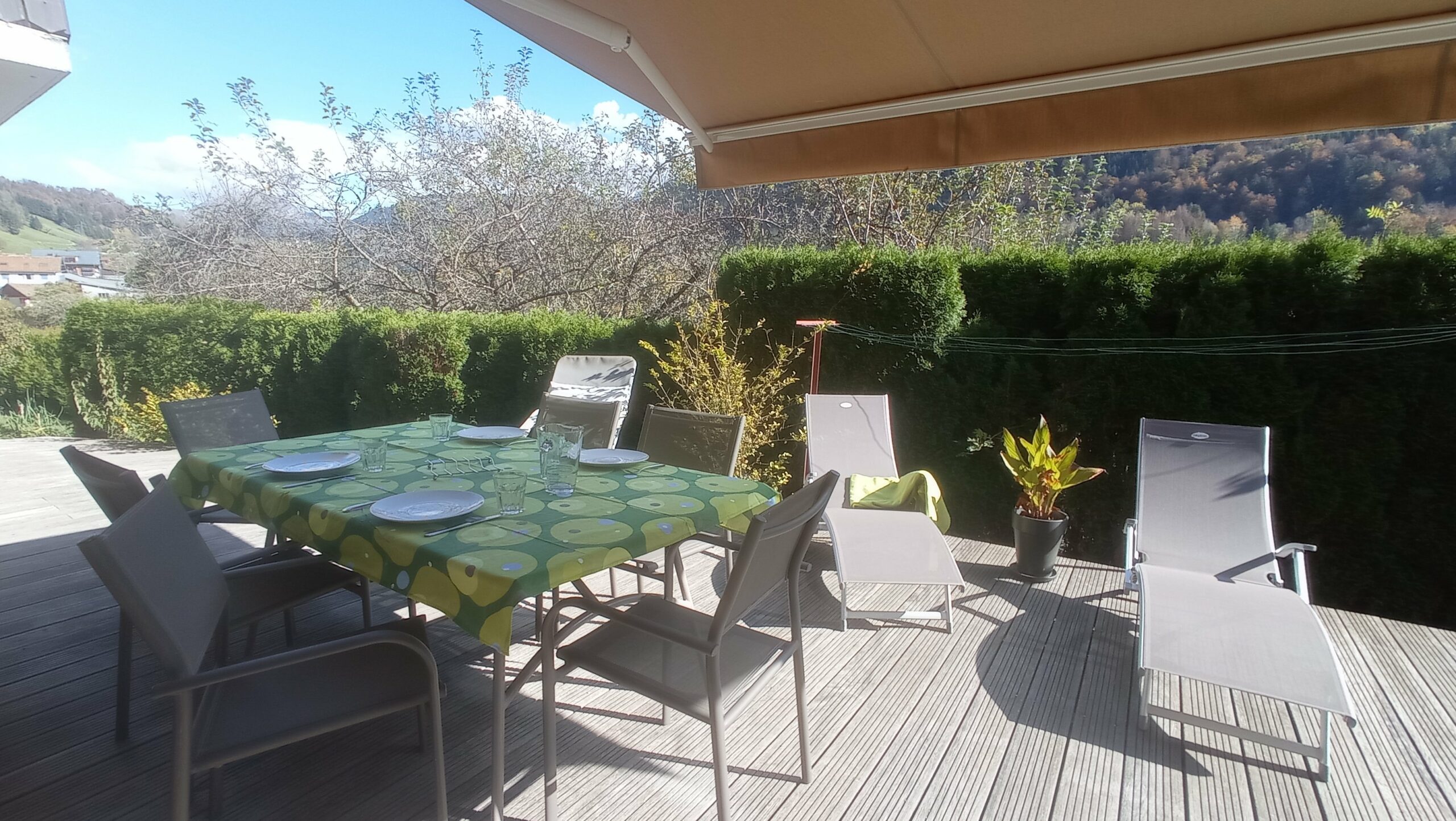Une terrasse abritée par store électrique