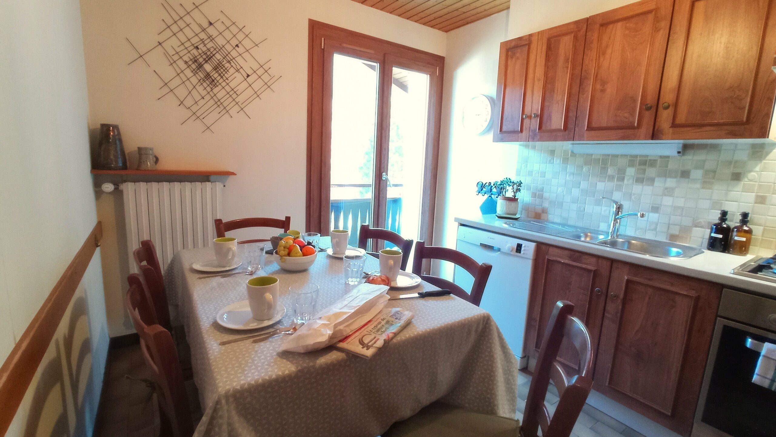 Une cuisine indépendante entièrement équipée : four, micro-ondes, lave-vaisselle, cafetières filtre et expresso, bouilloire, grille-pain, robot multifonction ainsi que les appareils à raclette et à fondue.