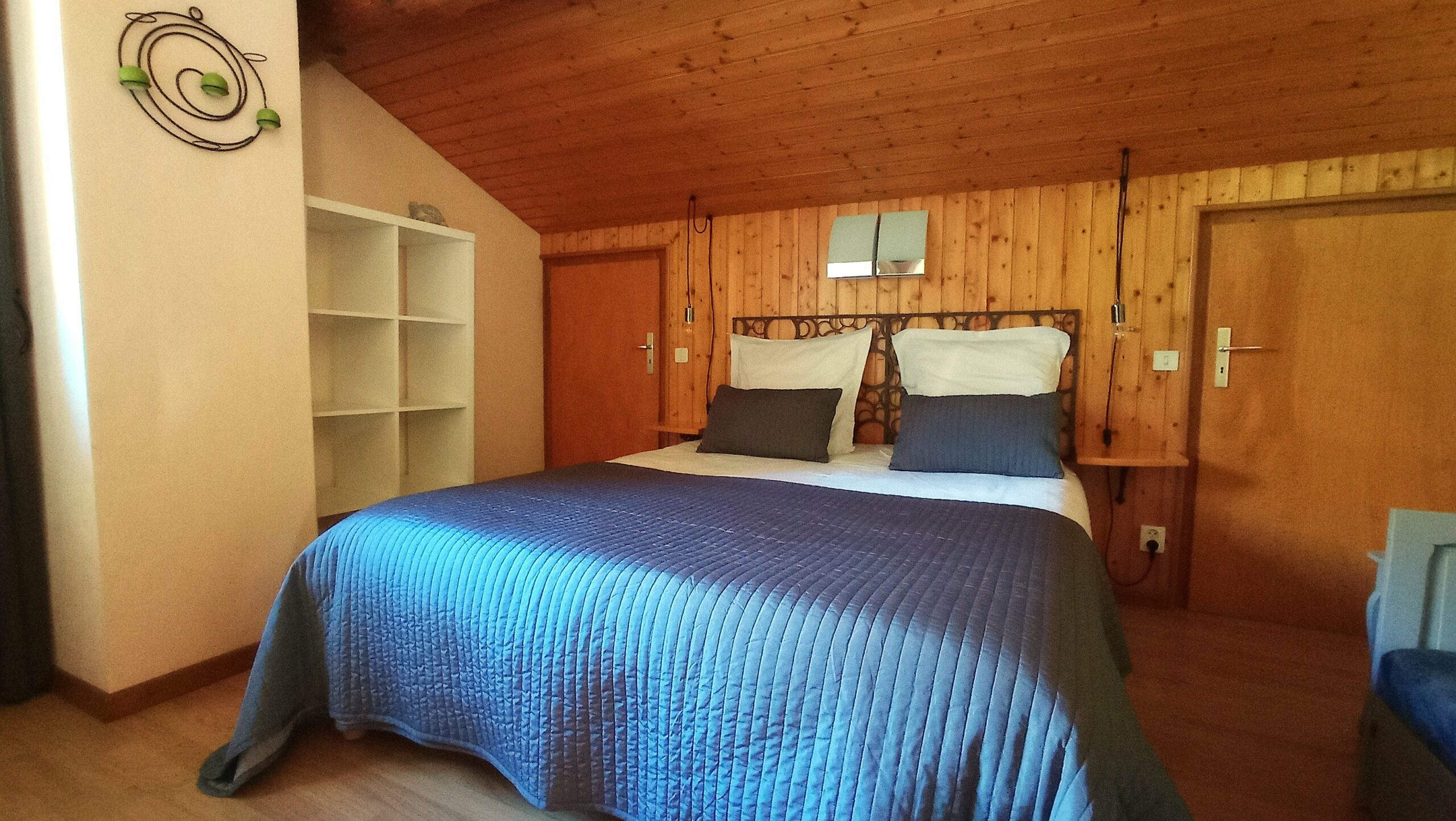 1ère chambre avec un lit queen-size (160 × 200 cm),