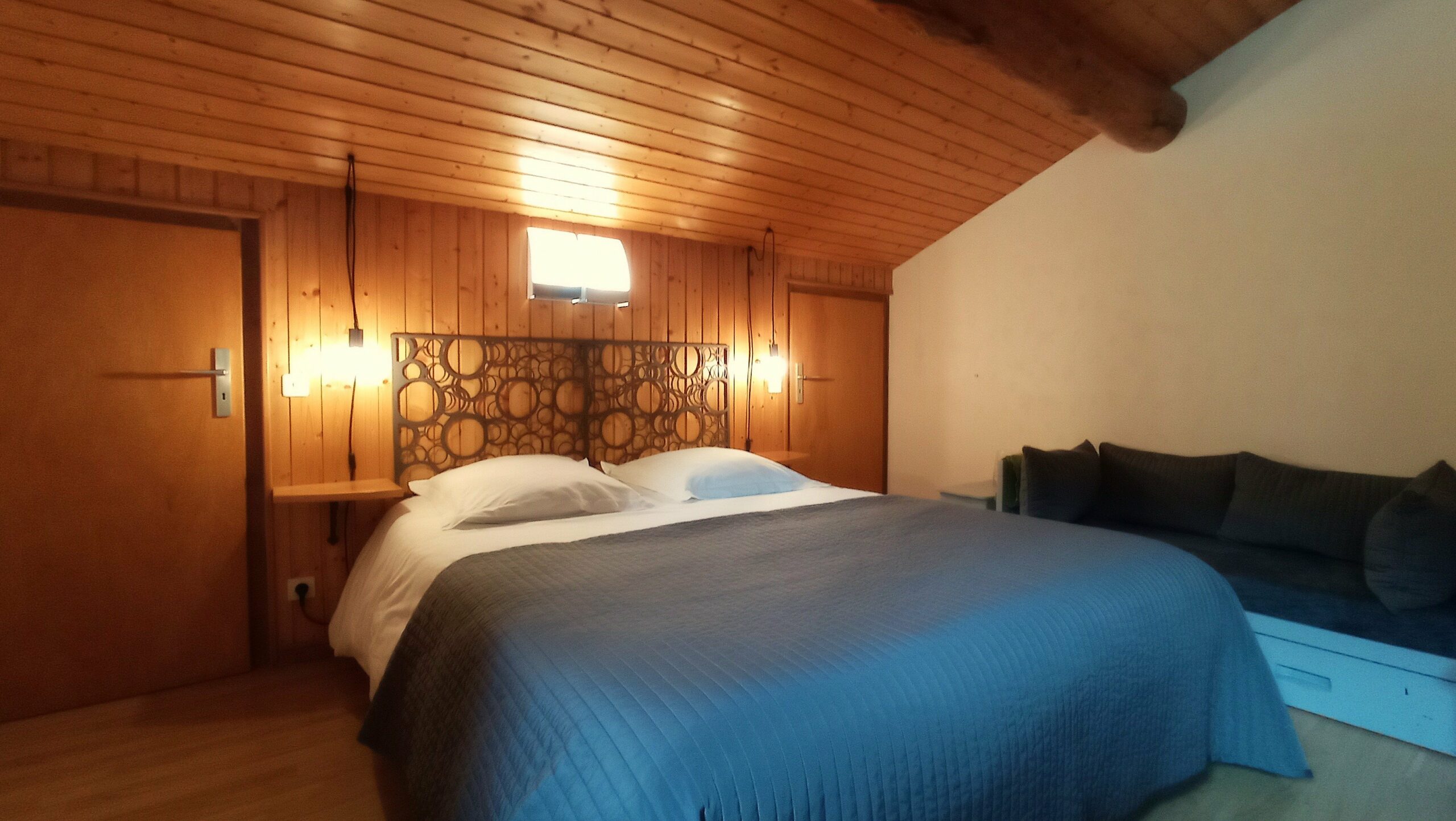 Chambre avec un lit queen-size (160 × 200 cm), possibilité location draps