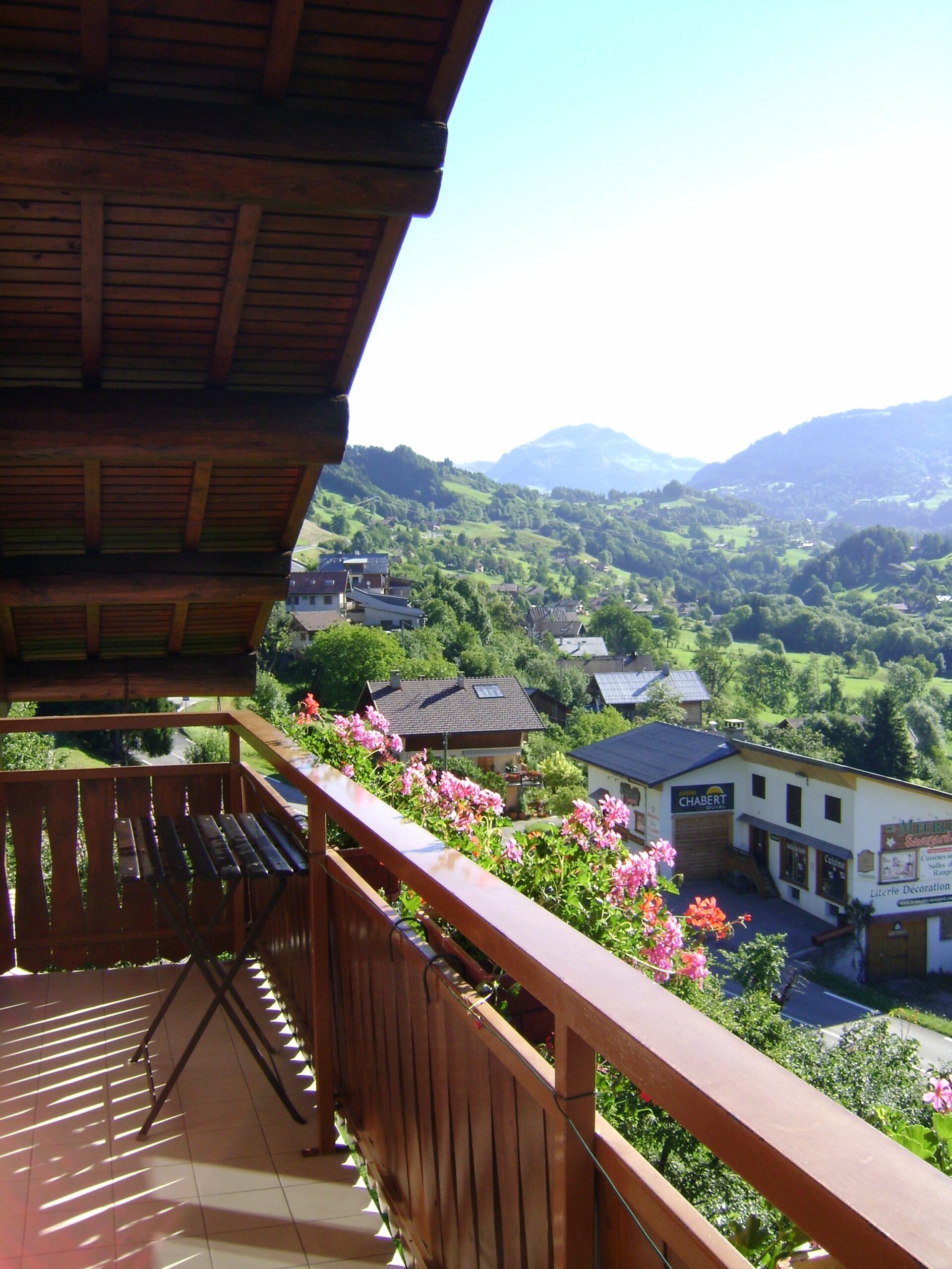 Balcon avec vue sur montagnes