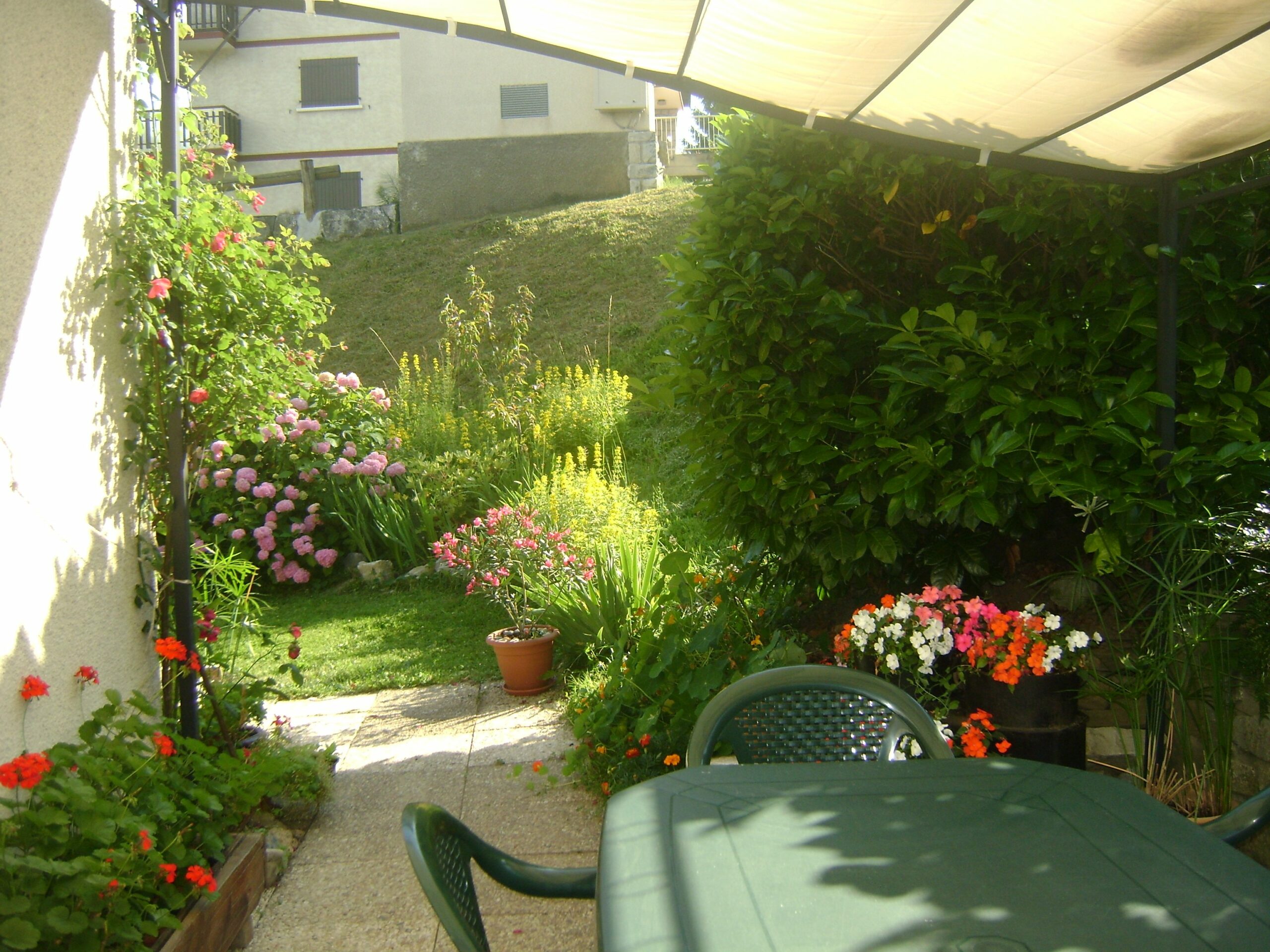 Terrasse en RDC avec mobilier de jardin