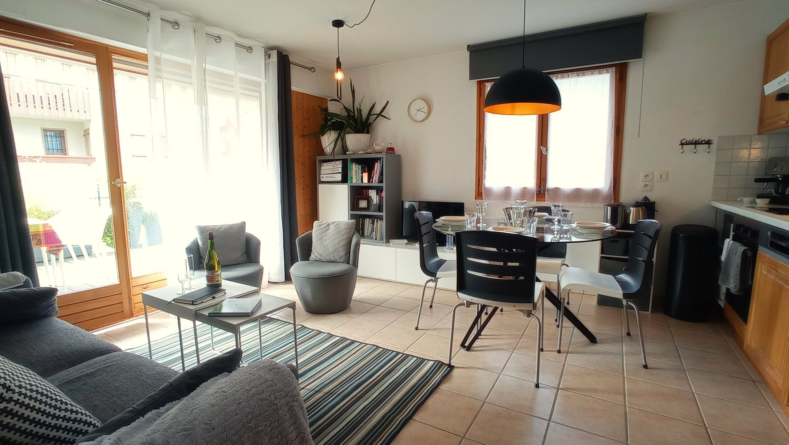Un salon confortable avec canapé-lit (160 × 190 cm), télévision, lecteur DVD, Wi-Fi gratuit, bibliothèque, jeux de société et documentation touristique.