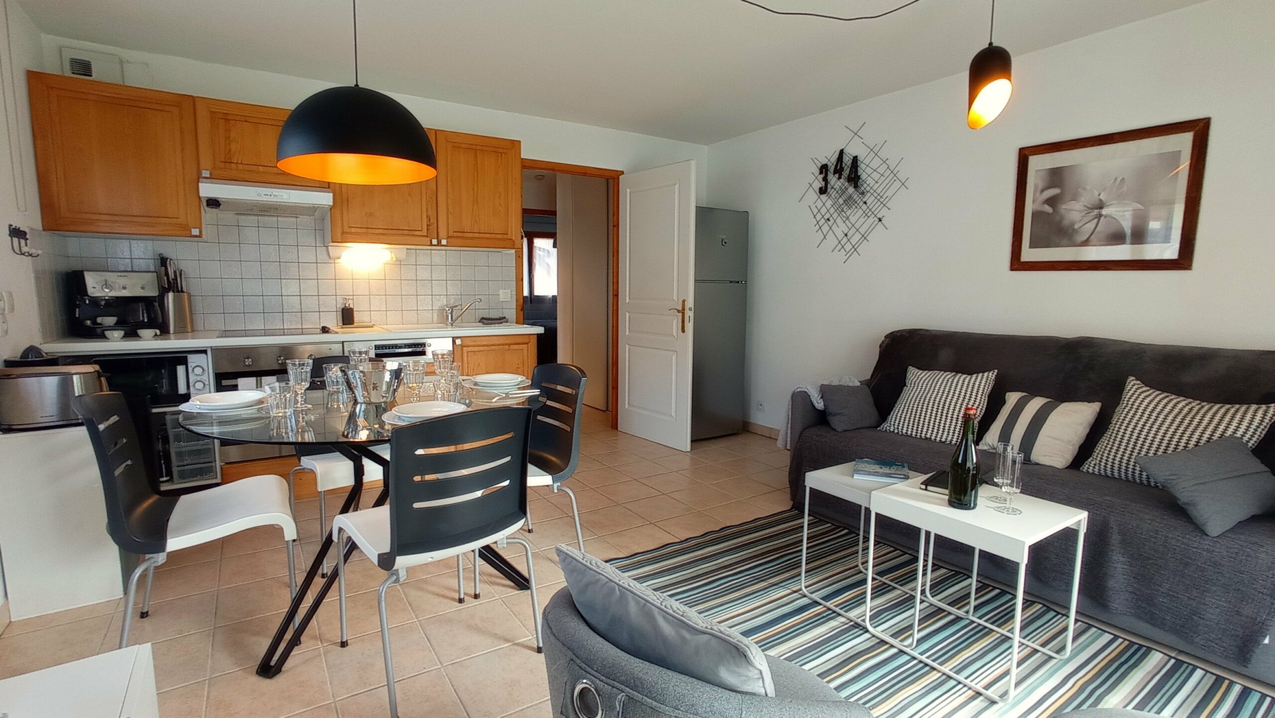 Un espace repas convivial avec tout le nécessaire pour bien cuisiner