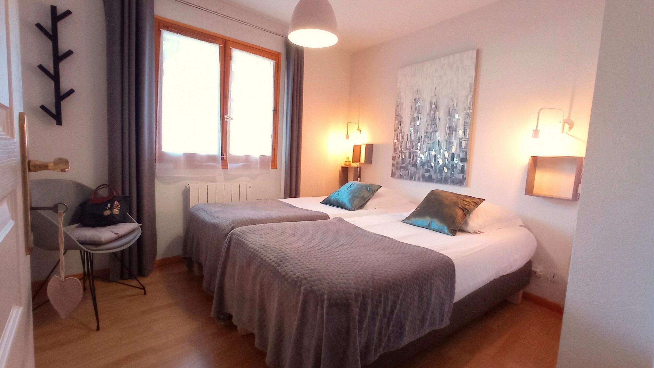 Une seconde chambre avec deux lits simples de 90 × 200 cm
