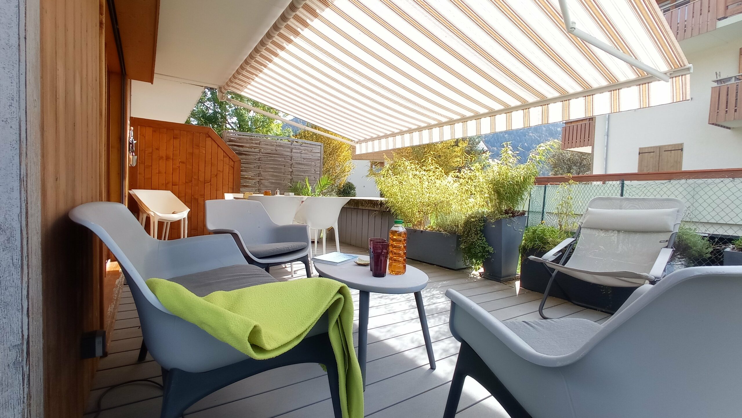 Mobilier de jardin : salon de jardin, table, transat, plancha