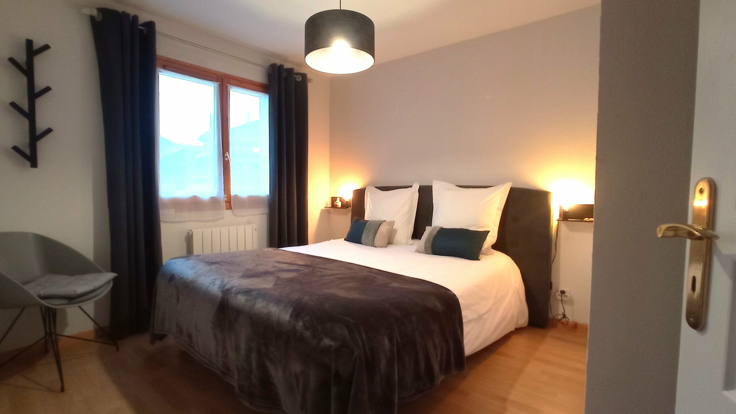 Une première chambre avec un lit Queen Size 160 × 200 cm.